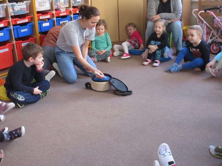 Žabky a Sovičky spoznávali netradičné hudobné nástroje