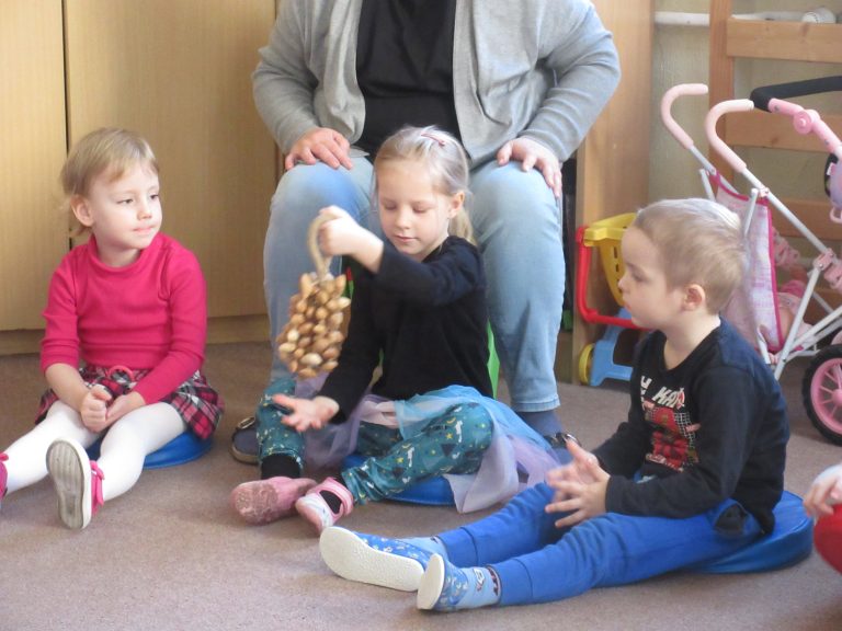 Žabky a Sovičky spoznávali netradičné hudobné nástroje