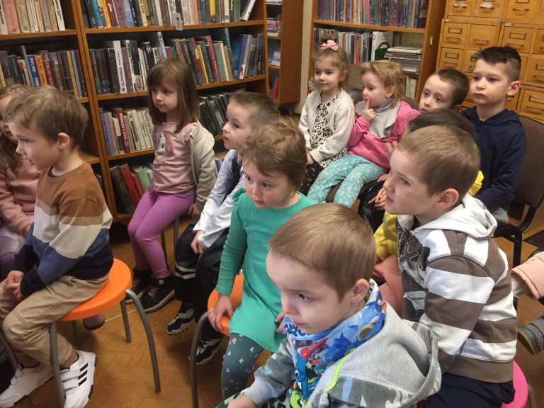 Čítanie nás baví – škôlkari na exkurzii v knižnici