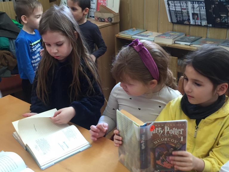 Čítanie nás baví – škôlkari na exkurzii v knižnici