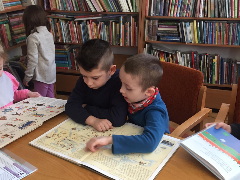 Čítanie nás baví – škôlkari na exkurzii v knižnici