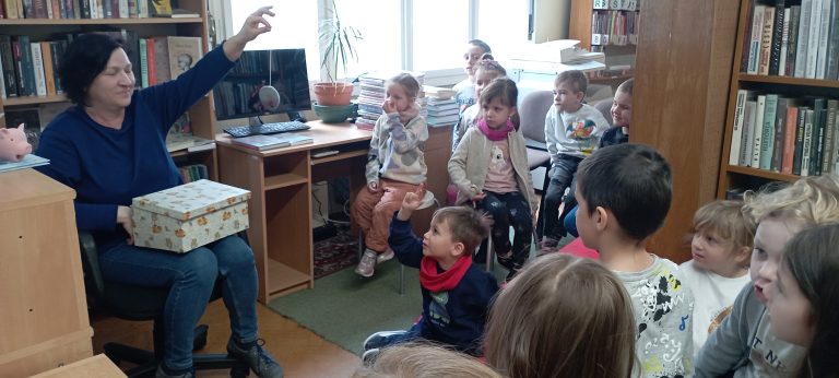 Líščie dobrodružstvo – čítanie knihy v knižnici