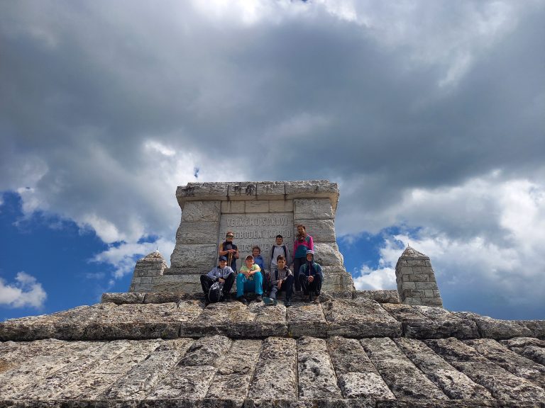 S turistickým krúžkom Myjavskými kopanicami – Mohyla M. R. Štefánika