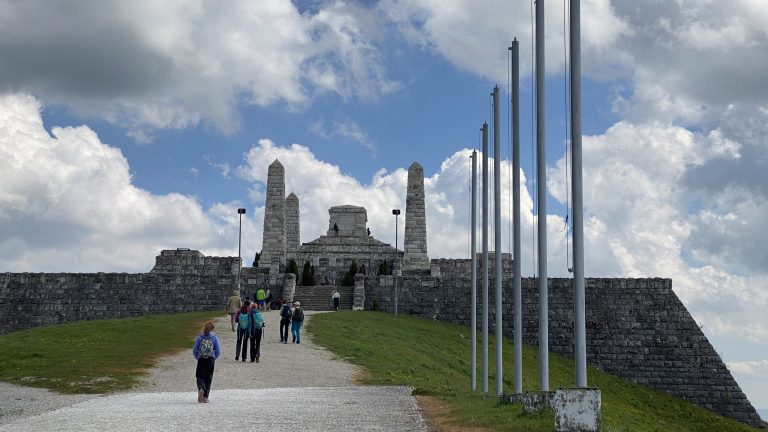 S turistickým krúžkom Myjavskými kopanicami – Mohyla M. R. Štefánika