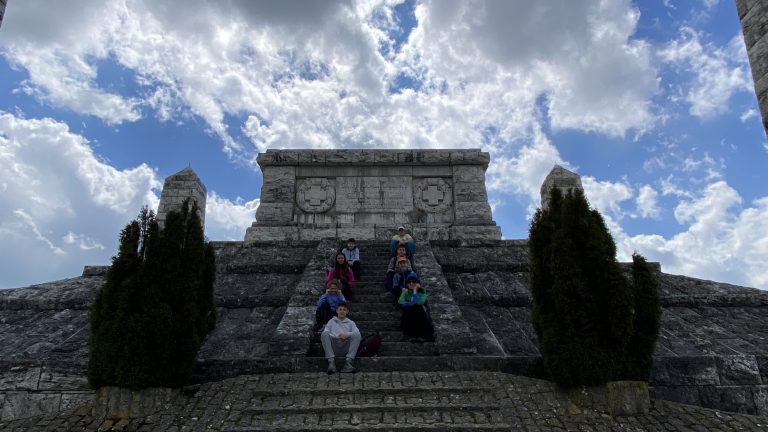 S turistickým krúžkom Myjavskými kopanicami – Mohyla M. R. Štefánika