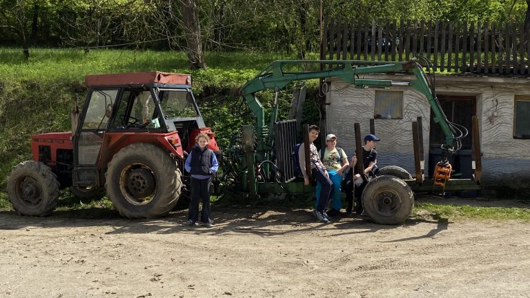 S turistickým krúžkom Myjavskými kopanicami – Mohyla M. R. Štefánika
