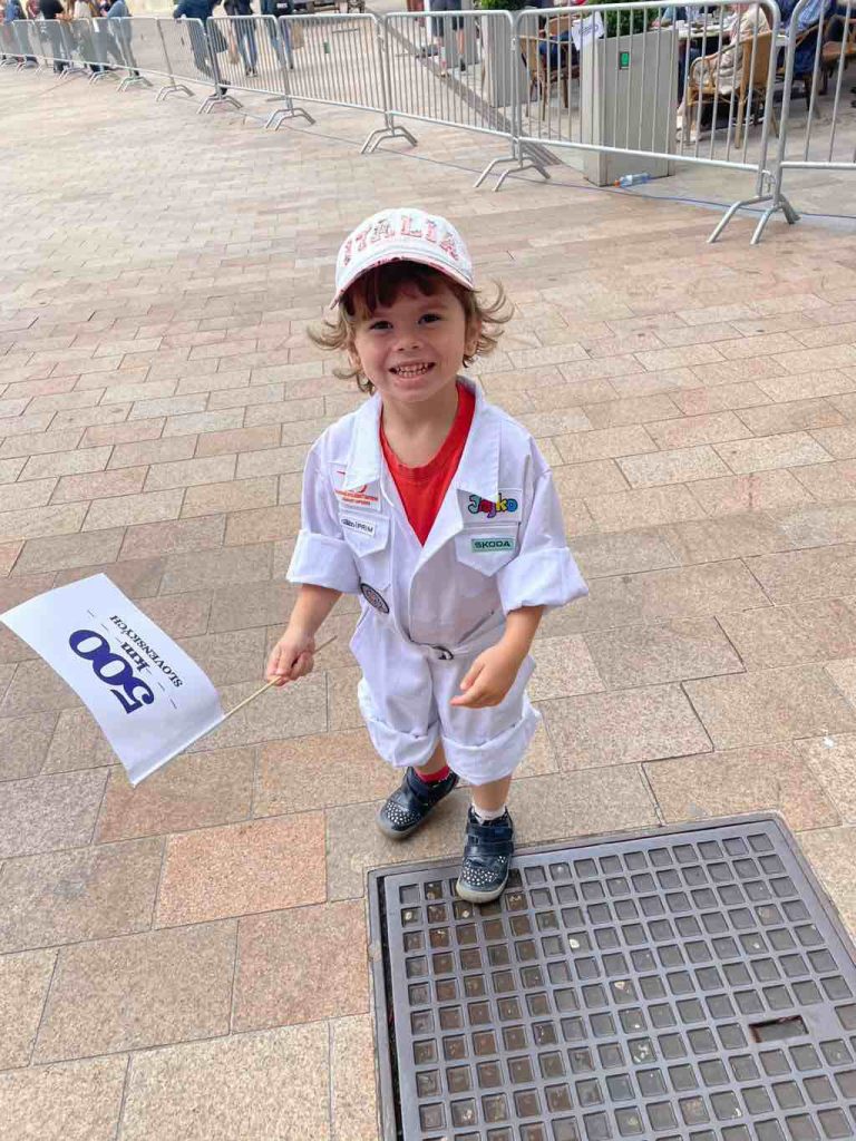 Preteky v jazde detským šliapacím autíčkom