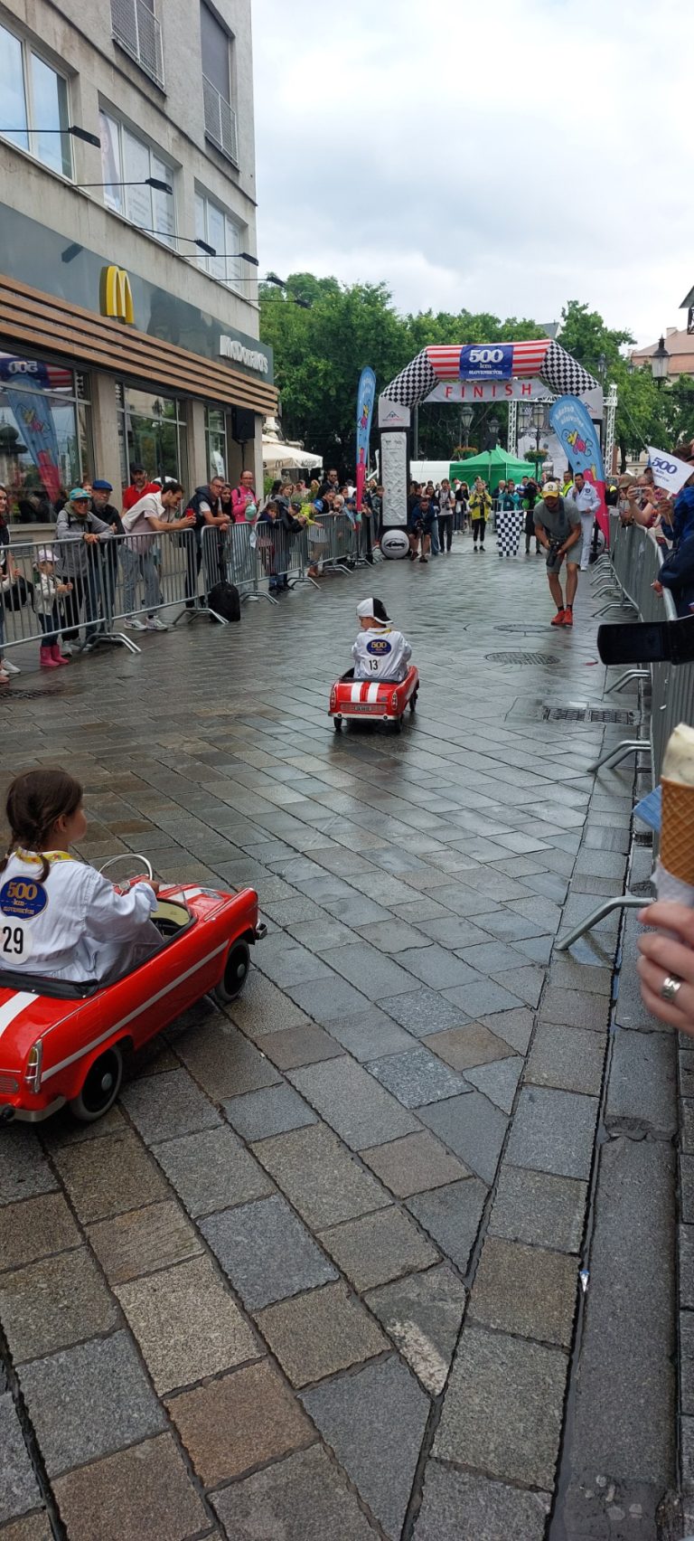 Preteky v jazde detským šliapacím autíčkom