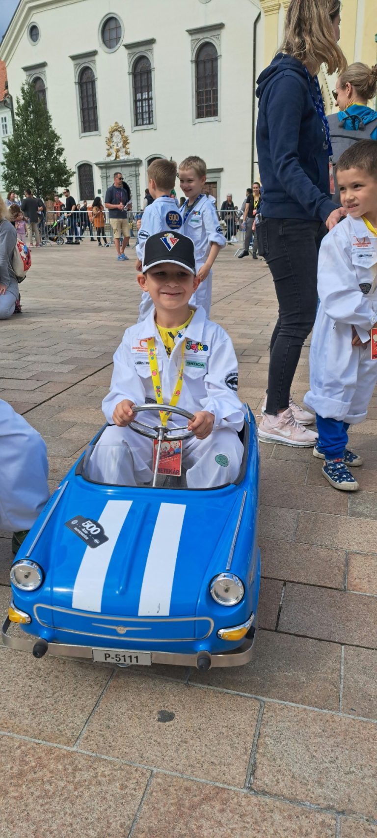 Preteky v jazde detským šliapacím autíčkom