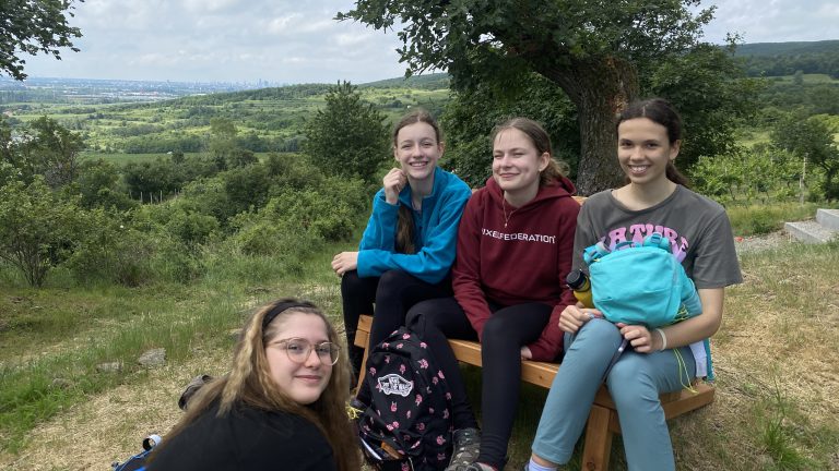 S turistickým krúžkom zo Svätého Jura do Rače. Za vinohradníckymi výhľadmi.