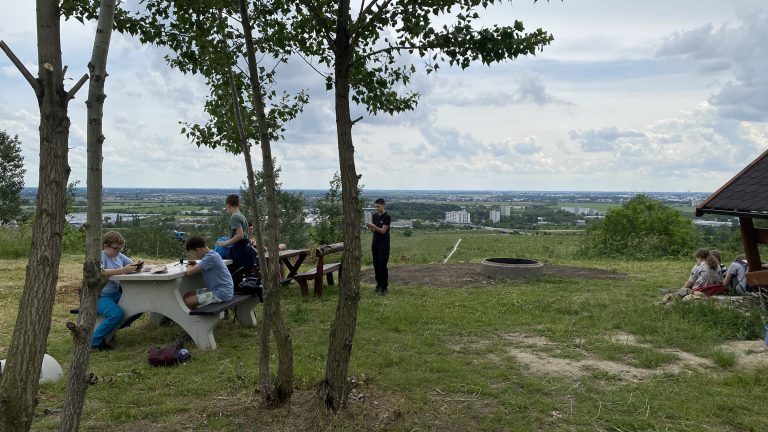 S turistickým krúžkom zo Svätého Jura do Rače. Za vinohradníckymi výhľadmi.
