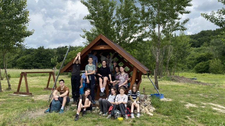 S turistickým krúžkom zo Svätého Jura do Rače. Za vinohradníckymi výhľadmi.