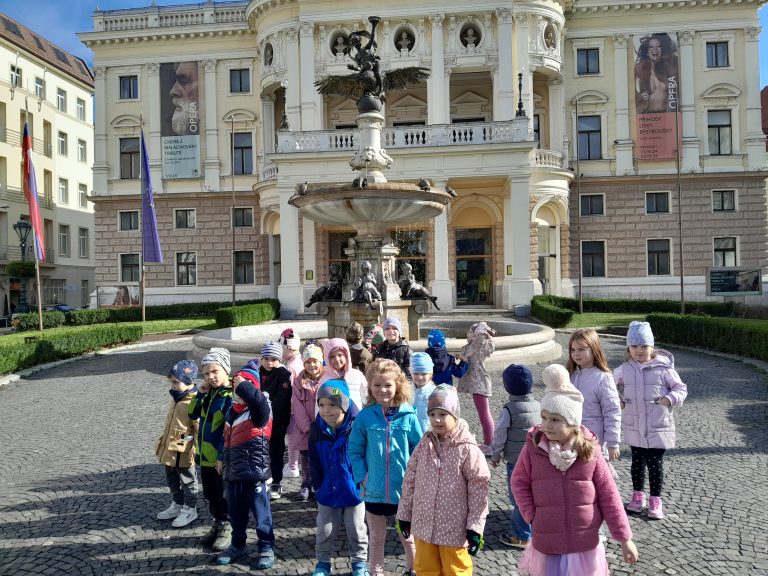 Škôlkari spoznávajú fontány Starého Mesta 1