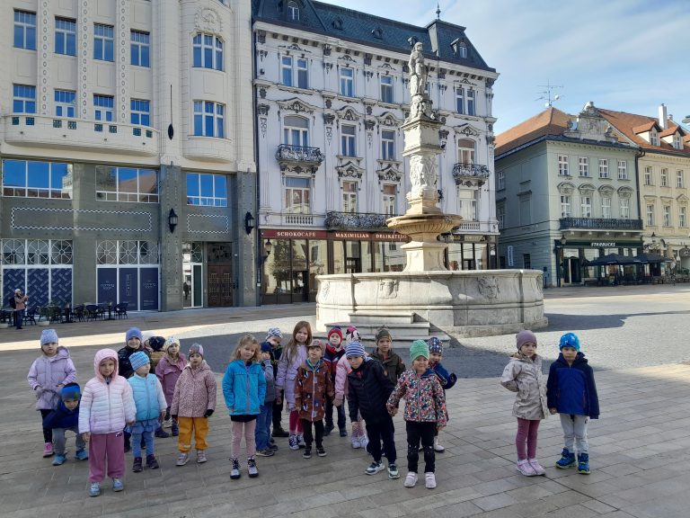 Škôlkari spoznávajú fontány Starého Mesta 1