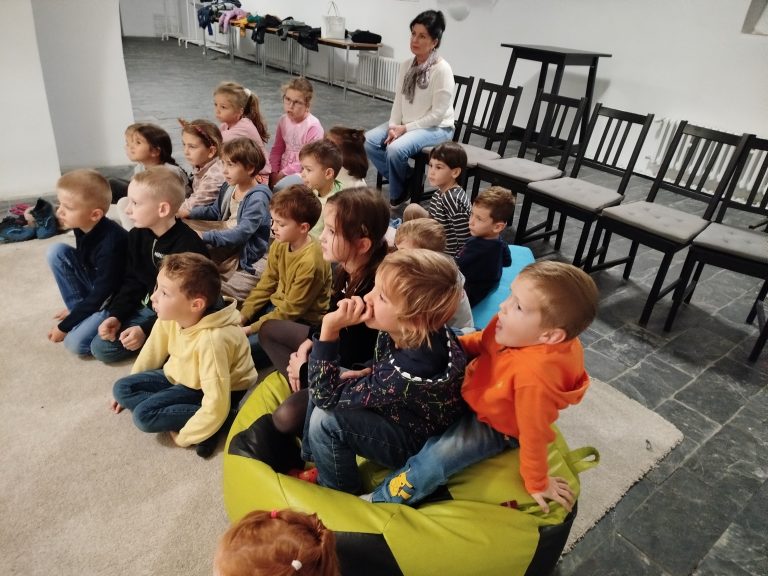 Divadelné predstavenie v mestskej knižnici