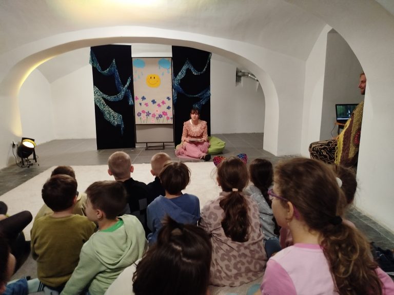 Divadelné predstavenie v mestskej knižnici