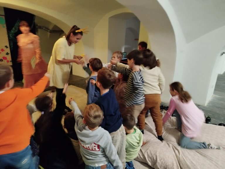 Divadelné predstavenie v mestskej knižnici