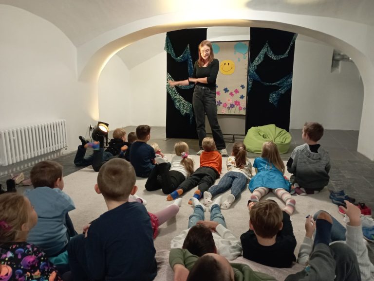 Divadelné predstavenie v mestskej knižnici