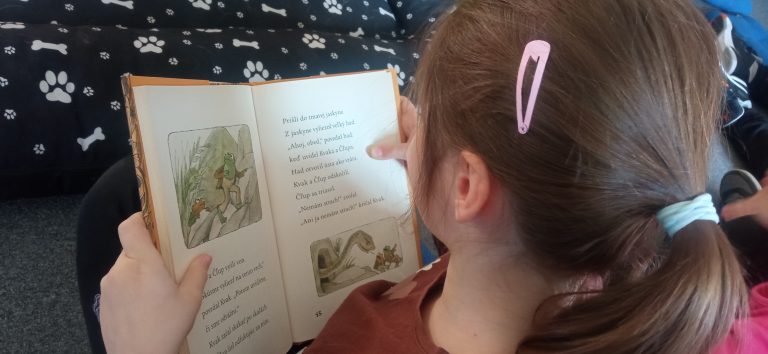 Čítanie psíkom v mestskej knižnici