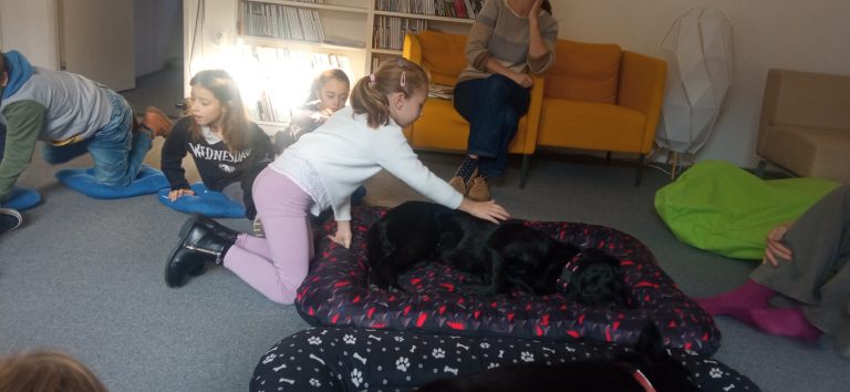 Čítanie psíkom v mestskej knižnici