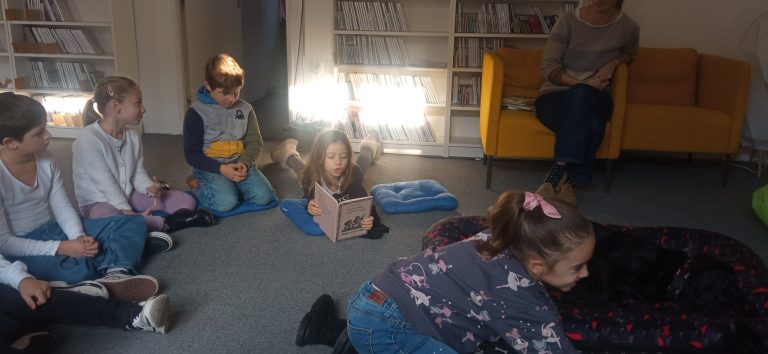 Čítanie psíkom v mestskej knižnici