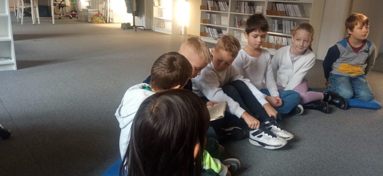 Čítanie psíkom v mestskej knižnici