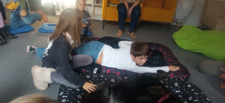 Čítanie psíkom v mestskej knižnici