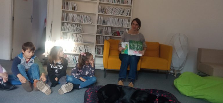 Čítanie psíkom v mestskej knižnici