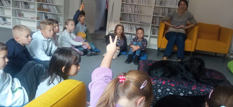 Čítanie psíkom v mestskej knižnici