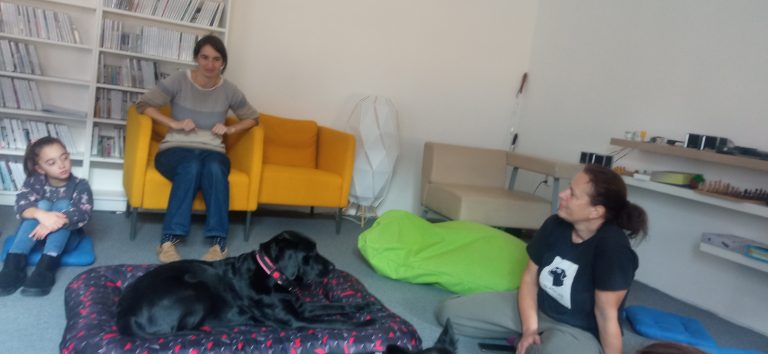Čítanie psíkom v mestskej knižnici