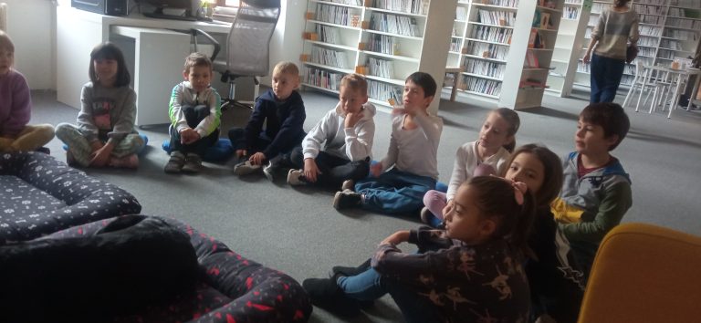 Čítanie psíkom v mestskej knižnici