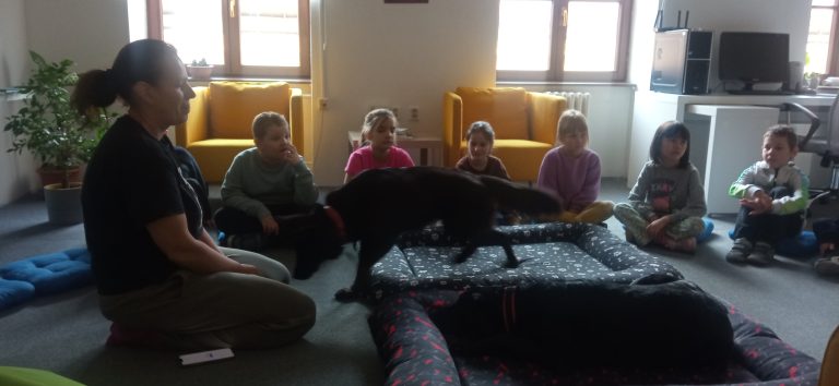 Čítanie psíkom v mestskej knižnici