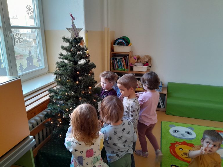 Žabky a Sovičky zdobia vianočný stromček