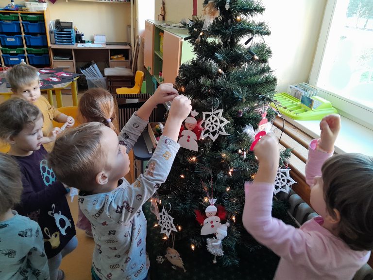 Žabky a Sovičky zdobia vianočný stromček