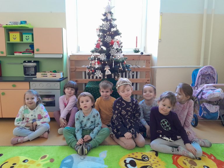 Žabky a Sovičky zdobia vianočný stromček