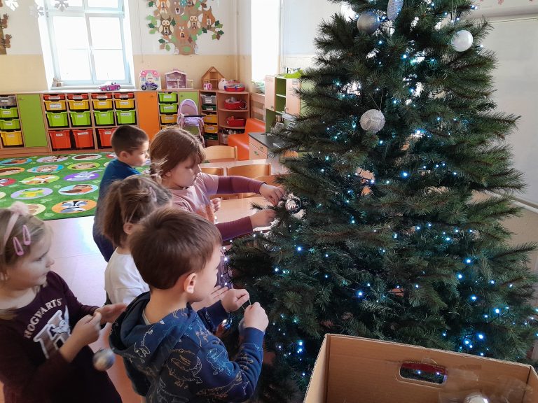 Žabky a Sovičky zdobia vianočný stromček