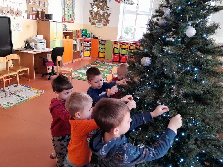 Žabky a Sovičky zdobia vianočný stromček