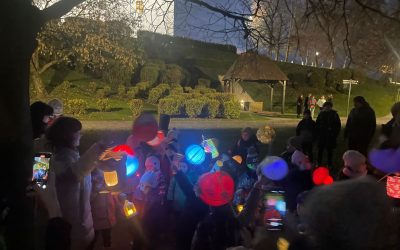 Lampiónový sprievod Žabiek a Sovičiek ako oslava Dňa materských škôl