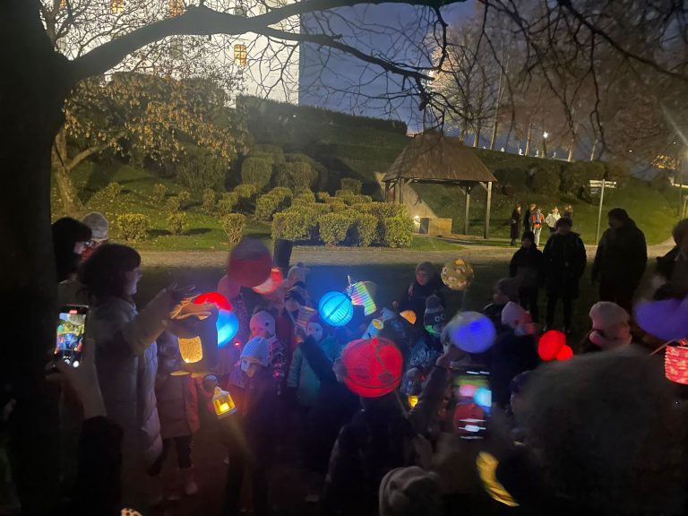 Lampiónový sprievod Žabiek a Sovičiek ako oslava Dňa materských škôl