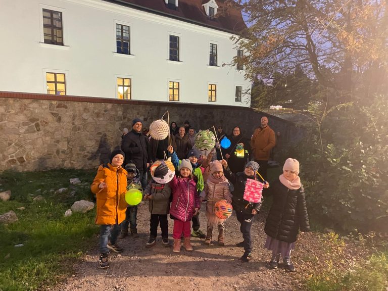 Lampiónový sprievod Žabiek a Sovičiek ako oslava Dňa materských škôl