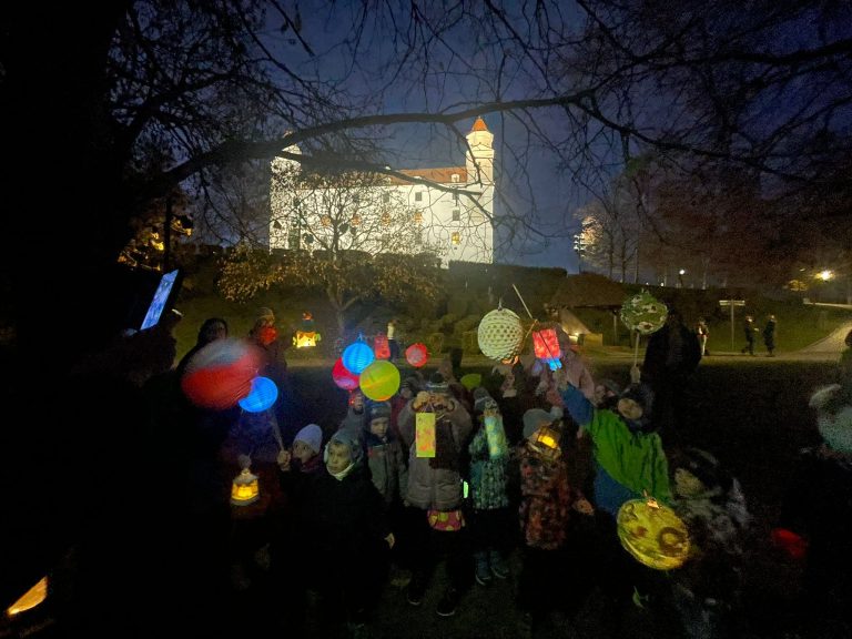 Lampiónový sprievod Žabiek a Sovičiek ako oslava Dňa materských škôl