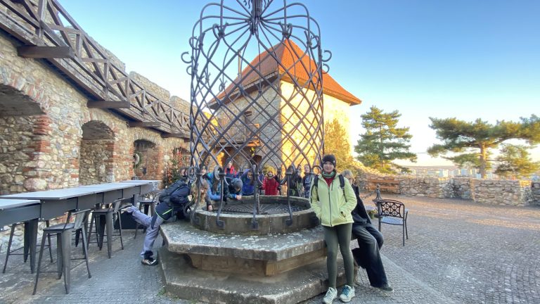 S turistickým krúžkom na Zobor a do Nitry. Vianočné mestečko