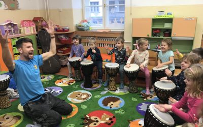 Žabky a Sovičky opäť spoznávajú netradičné hudobné nástroje