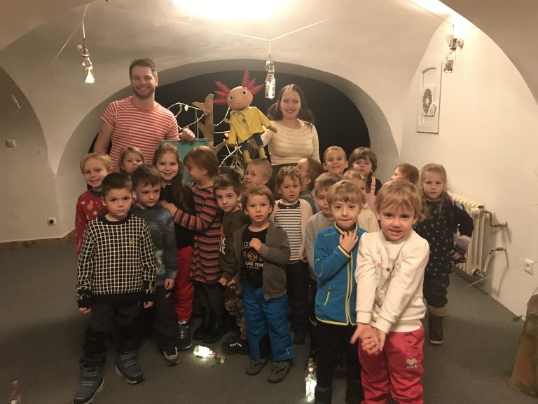 Škôlkari na divadelnom predstavení divadla ŠiBe v Bibiane