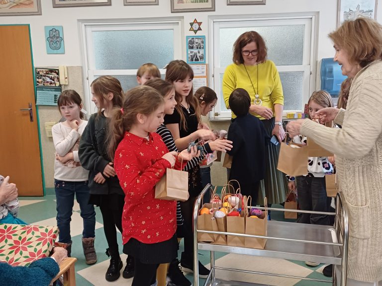 Koľko lásky sa zmestí do krabice od topánok