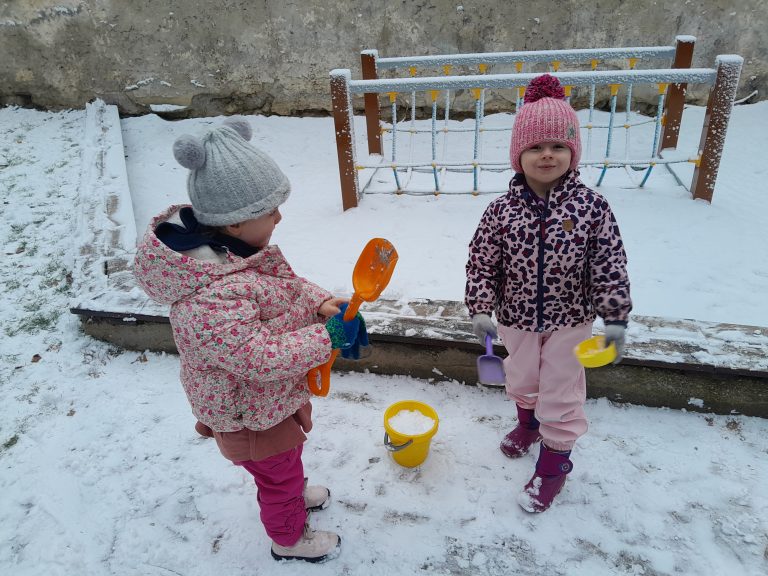 Radosť škôlkarov zo snehovej nádielky