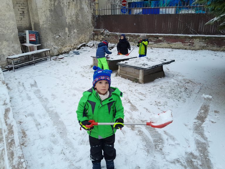 Radosť škôlkarov zo snehovej nádielky