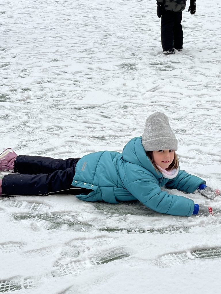 Radosť škôlkarov zo snehovej nádielky