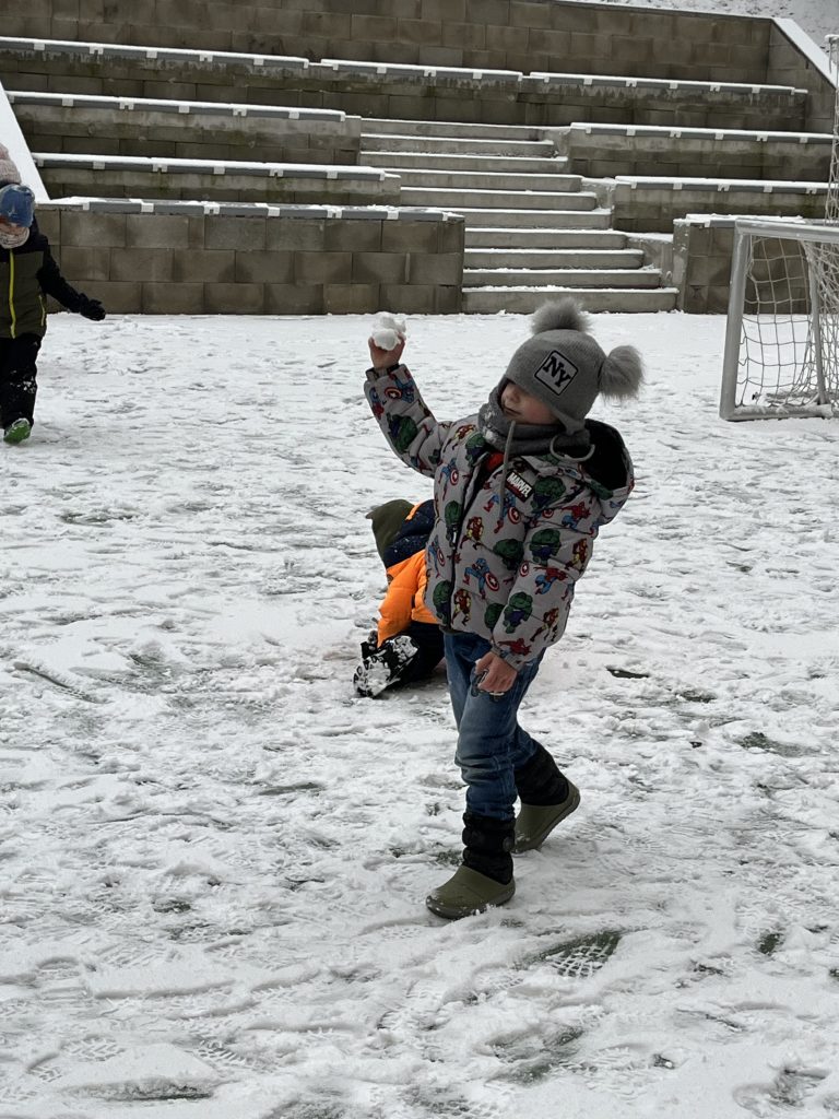 Radosť škôlkarov zo snehovej nádielky
