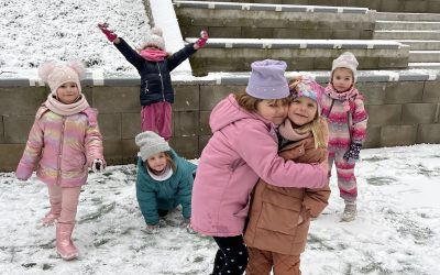 Radosť škôlkarov zo snehovej nádielky